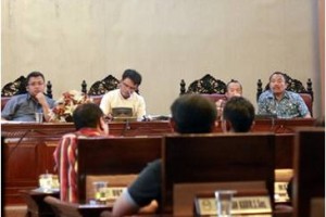 Parapedagang pasar tradisional saat audiensi terkait keberadaan pasar modern.